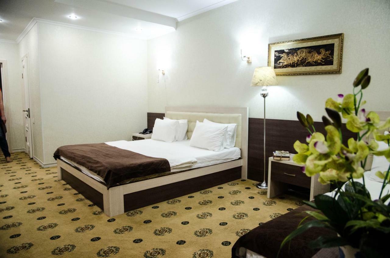 Отель Luxury House Шымкент Экстерьер фото